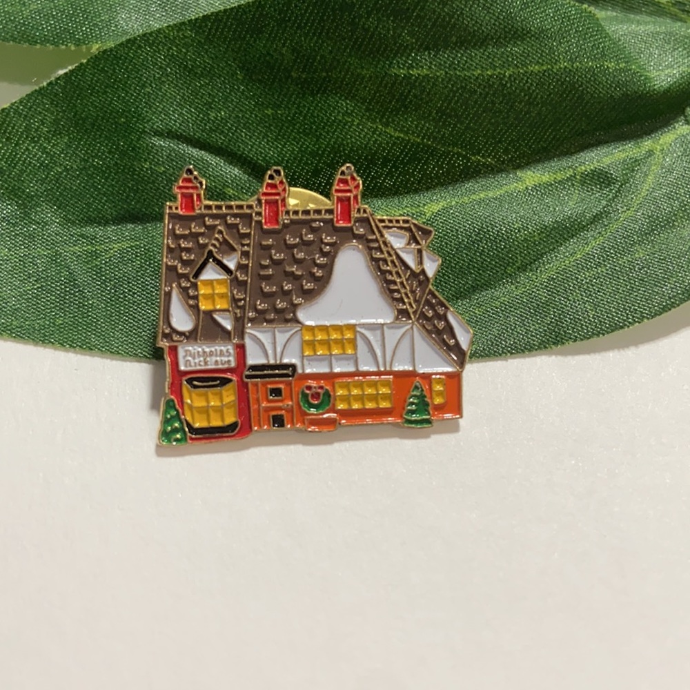 Vintage 1992 Nicholas Nickleby Dept 56 Lapel Pin Christmas House